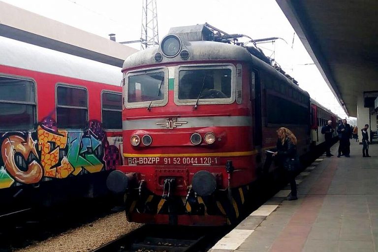 влак машина локомотив